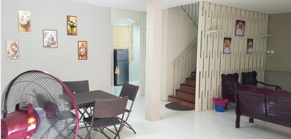 J & I B 3 Person With Shared Bathroom Homestay Sibu