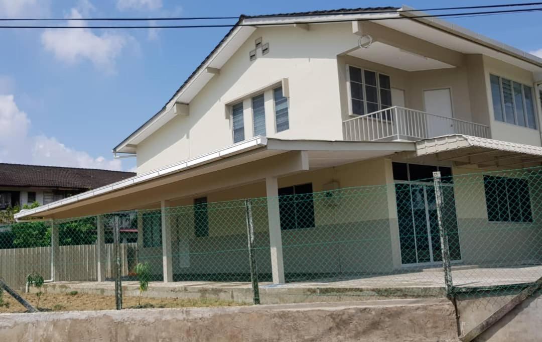 Homestay J & I B 3 Person With Shared Bathroom Sibu